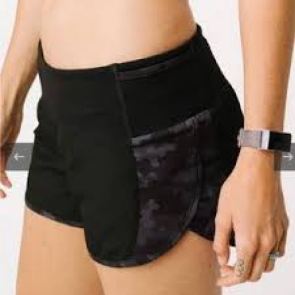 ZYIA Pants - Zyia Womens Black and Camo 5 Star Shorts Mid Rise Pull On Size M